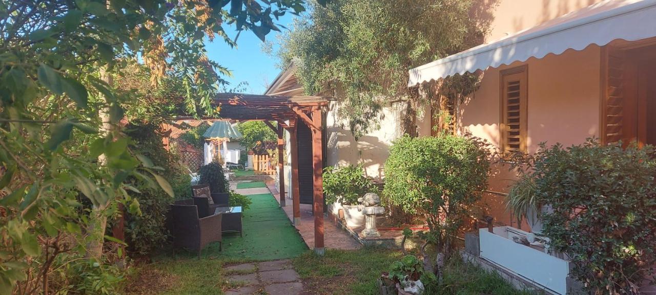 Stanza In Villa Con Giardino Con Box Doccia Idromassaggio Rent A Car Aci Bonaccorsi Exterior photo
